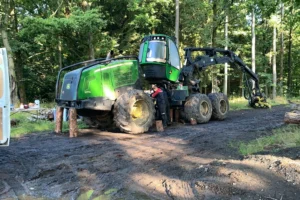 Read more about the article Line boring a hole – a case study from the Czech Republic. How did we handle the failure of a John Deere harvester?