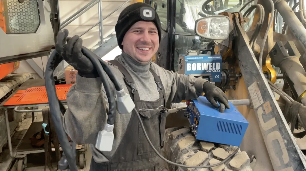 Regeneracja otworu mocowania siłownika hydraulicznego w ładowarce czołowej. Niewielka praca w Berlinie